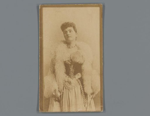 Portrait of an unknown actress, advertisement for tobacco by G.W. Gail & Ax, a branch of The American Tobacco Company in Baltimore