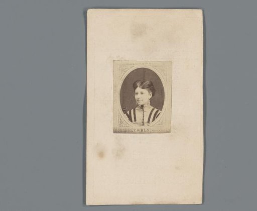 Portrait of an unknown woman, presumably an opera singer, advertisement for the Royal Edition of Operas published by Boosey & Company in London