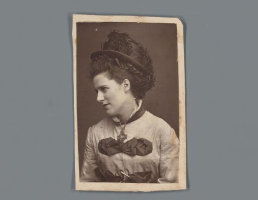 Portrait of Ada Cavendish, advertisement for piano dealer Francis Hodges