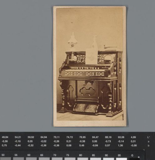 Advertisement for harmoniums of Daniel F. Beatty in Washington, with view of an organ