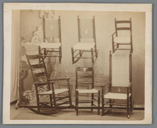 Advertisement with five rocking chairs and a chair, placed in a living room