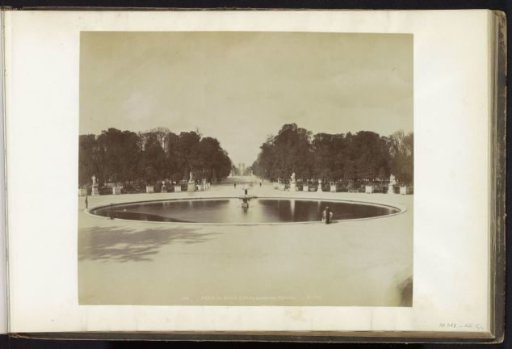 Pond in the Grande Allée du Jardin des Tuileries in Paris