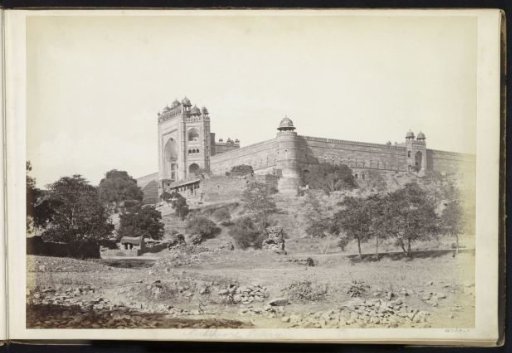 View of the palace at Fatehpur Sikri with the Buland Darwaza portal at the left, Uttar Pradesh, India