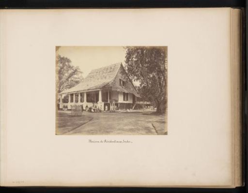Residence of a resident in the Dutch East Indies with inhabitants, domestic staff and soldiers in front