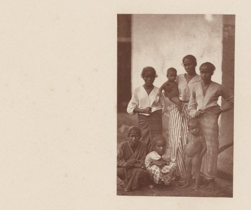 Women with children in Colombo, Sri Lanka
