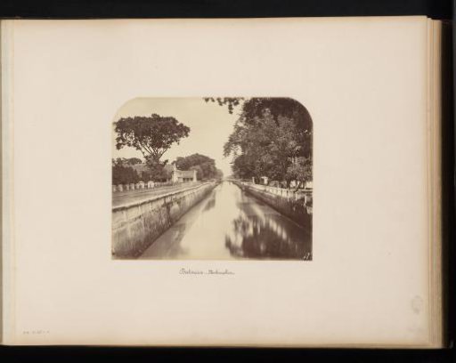 Molenvliet in Batavia at the level of the Hotel des Indes (left), viewed northward