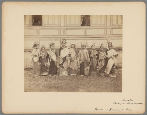 Group portrait of unknown girls in festive dress in Batipuh, Tanahdatar, West-Sumatra