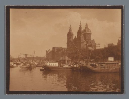 Gezicht op de Sint-Nicolaaskerk te Amsterdam