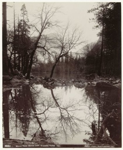 Gezicht op een meer in Yosemite Valley