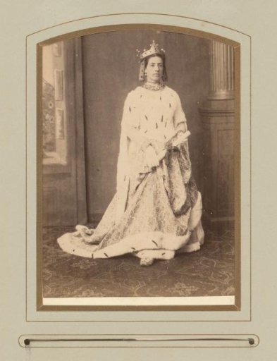 Portrait of a standing woman in a queen's costume, at the Jubilee Celebrations of 1890 in Lier