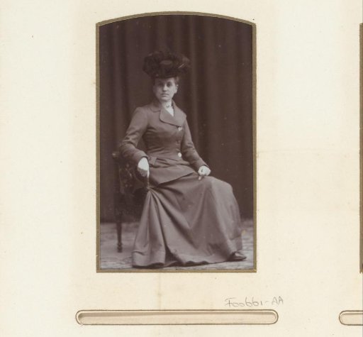 Portrait of a woman with a hat, sitting on a chair