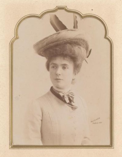 Portrait of a woman with a hat with feathers