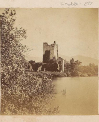 Ruïne van een toren aan een water in Engeland