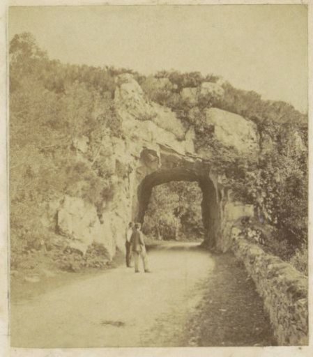Twee mannen bij een tunnel door rotsen in Engeland