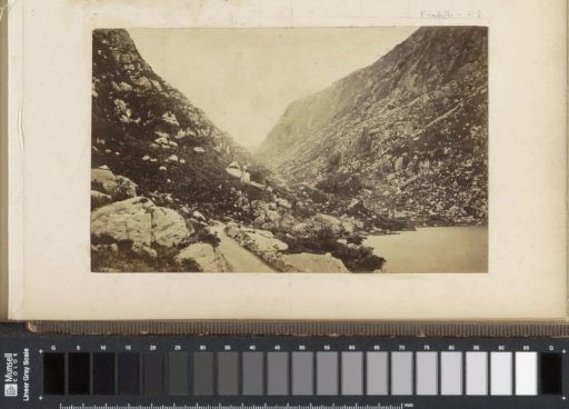 Berglandschap in Engeland met een weg langs een rivier