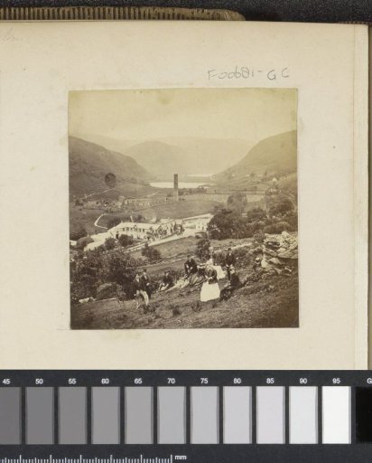 Gezelschap in een bergachtig landschap in Engeland met een schoorsteen op de achtergrond
