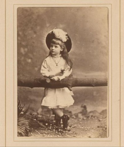 Portrait of a girl with hat, leaning on a tree trunk