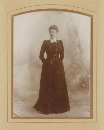 Portrait of a standing woman with a long necklace