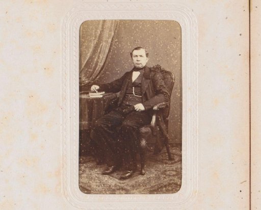 Portrait of a man, seated at a table, inscribed as the contractor Visser Nieuwpoort