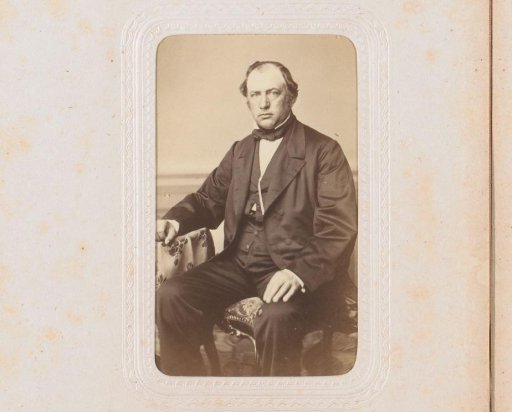 Portrait of a man, seated at a table, inscribed as the contractor Visser