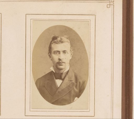 Portrait of a man with spectacles and a ring beard