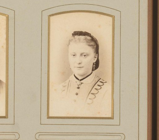 Portrait of a woman with a necklace and a bow in her hair