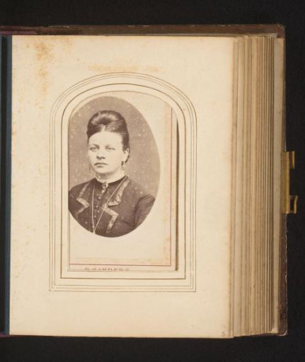 Portrait of a woman with a long necklace