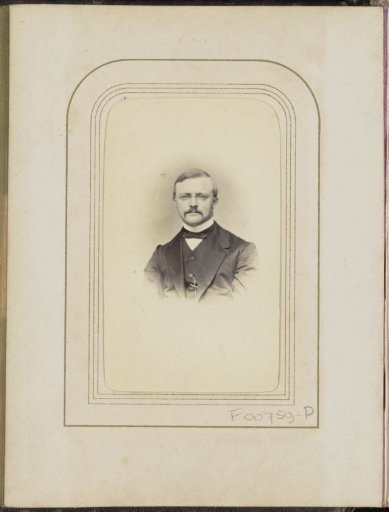 Portrait of a man with spectacles, designated as Th. Beguin