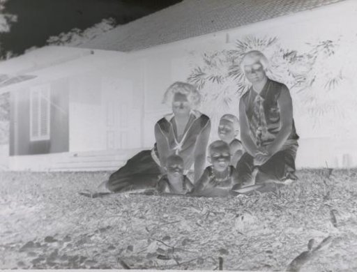 H. de Roo, Suus and three children on a lawn