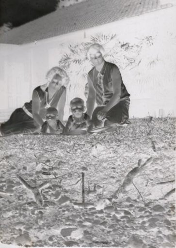 H. de Roo, Suus and three children on a lawn