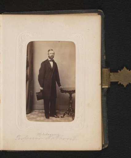 Portrait of Hjalmar Nathorst with a top hat in his hand