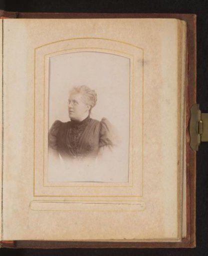 Portrait of a woman with spectacles
