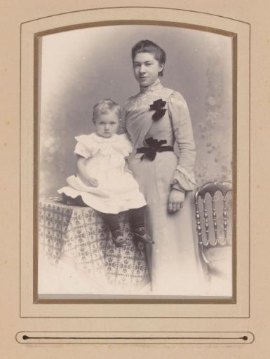 Portrait of Coba Roos with Cootje Roos as a Toddler