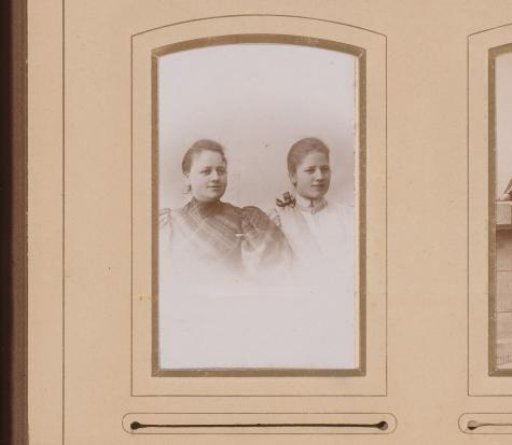 Portrait of Toos Schoor and a friend