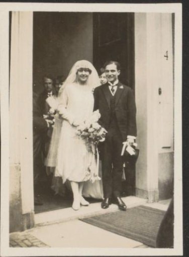 Wedding portrait of a pupil of the Colonial School for Girls and Women in The Hague