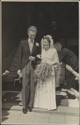 Wedding portrait of Iny Alberts, participant in a course at the Colonial School for Girls and Women in The Hague