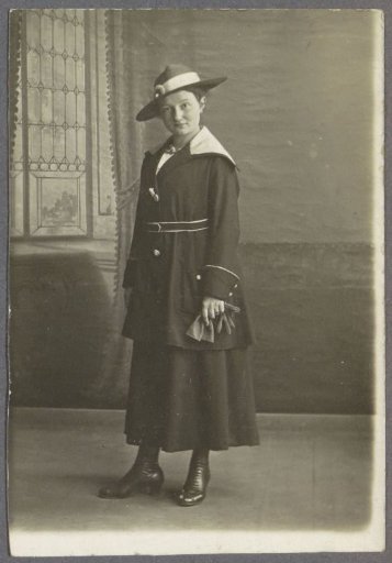 Portrait of a woman with a three-quarter coat and hat