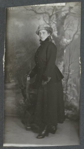 Portrait of a woman with a hat