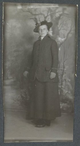 Portrait of a woman with a hat