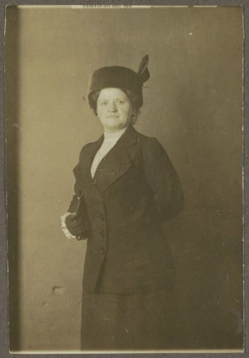 Portrait of a woman with a hat