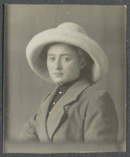 Portrait of a woman with a hat
