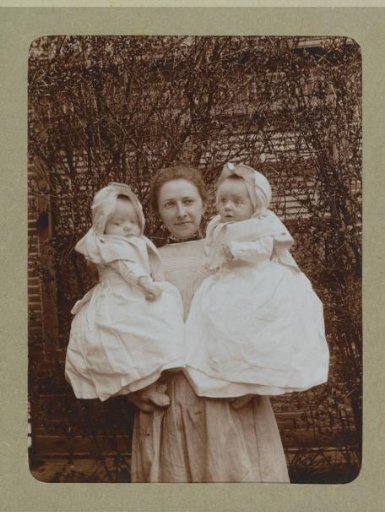 Portrait of a woman with two babies in her arms, probably the twins Ad and Johanna van der Kop with their mother W.G. Hoogendijk