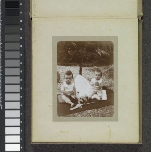 Two toddlers sitting on a cloth outdoors, probably the twins Ad and Johanna van der Kop