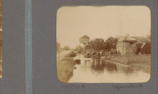 Farmhouse with a haystack by a ditch in 's-Graveland
