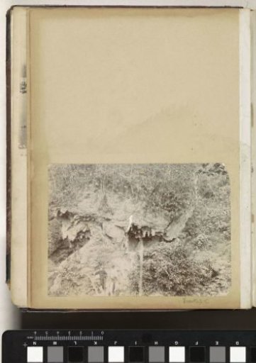 Men at Hangende Steen in Batoe Gantong on Ambon