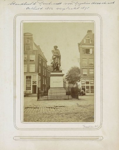 Statue of Rembrandt in front of the entrance to the Reguliersdwarsstraat