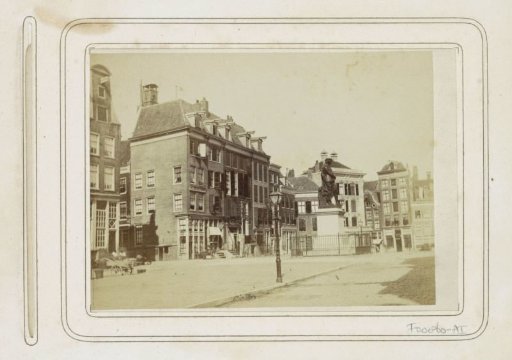 Botermarkt and statue of Rembrandt in front of the entrance to the Reguliersdwarsstraat, seen from the Thorbeckeplein