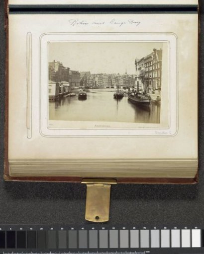 Rokin viewed from the Doelenbrug towards the Langebrug, with a bathhouse on the left