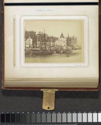 View of the Prins Hendrikkade with ships and the Schreierstoren