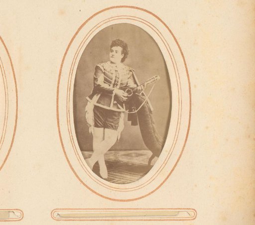 Portrait of Charlotte Strandberg with banjo